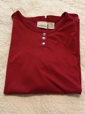 Liz Claiborne Villager maroon short sleeve round neck top with snaps (M)